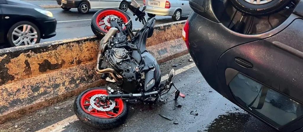 Motorista perde o controle e capota carro na Avenida Colombo, em Maringá