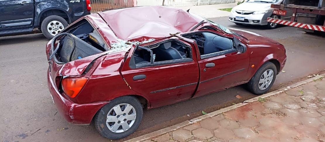 Carro atingido por árvore é furtado e usado para arrombar loja em Maringá; vídeos