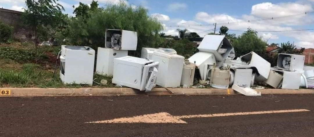 Meio Ambiente tenta descobrir quem descartou dezenas de máquinas de lavar