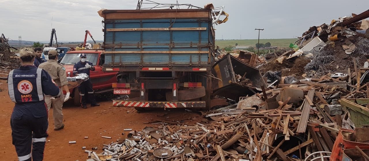 Homem morre atropelado por caminhão dentro de empresa 