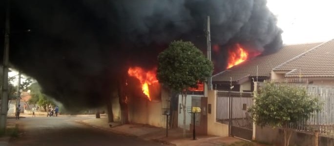 Incêndio destrói fábrica de espuma