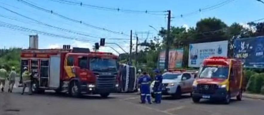 Caminhão de lixo tomba e motorista fica gravemente ferido