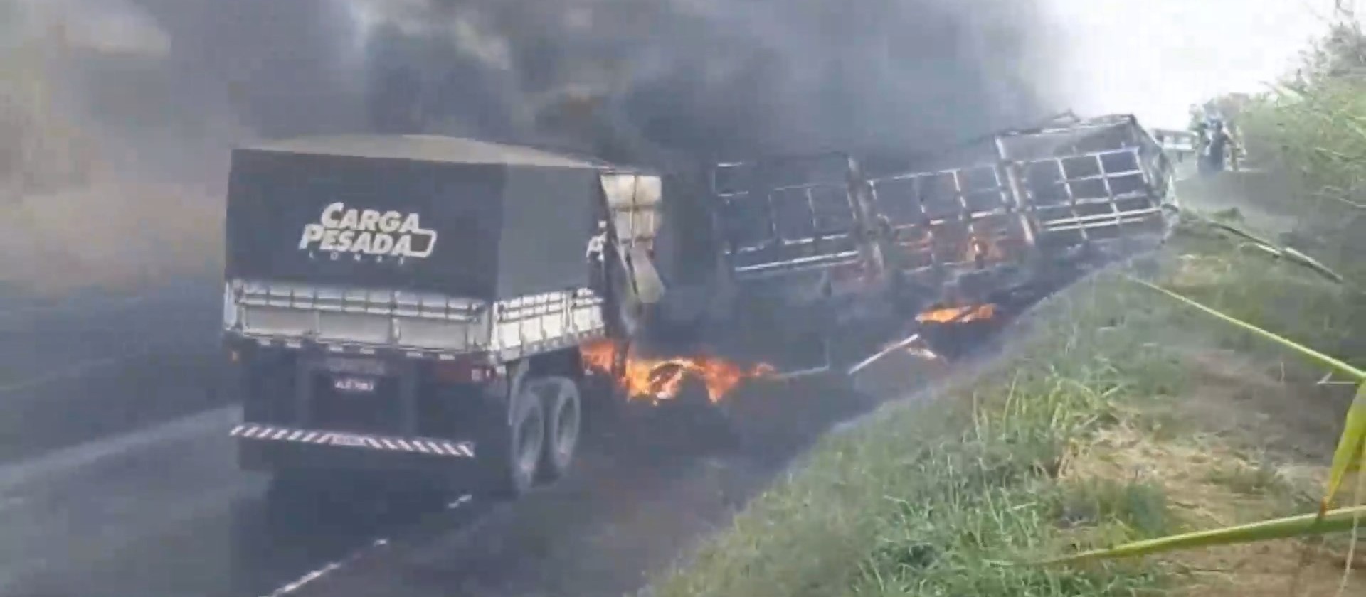 Caminhões batem de frente e duas pessoas morrem