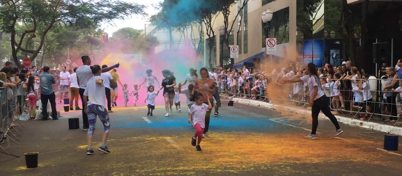 Pais viram criança em corrida das cores em Maringá