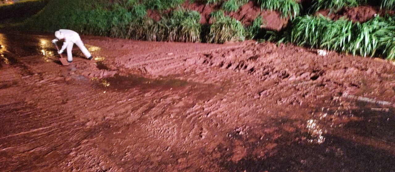 Chuva provoca deslizamento de terra no Contorno Norte