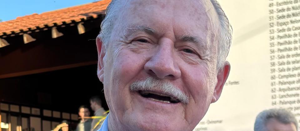 Ex-governador Orlando Pessuti frequenta a feira desde a década de 70