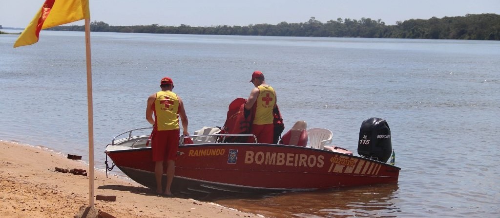 Bombeiros procuram homem que desapareceu no Rio Paraná após pular de embarcação