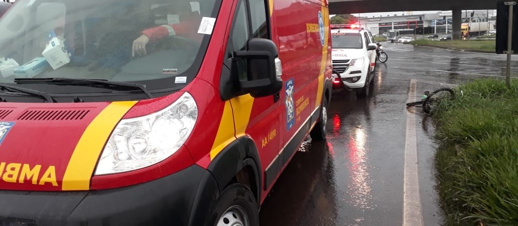 Ciclista fica gravemente ferido em acidente com carro na Avenida Colombo