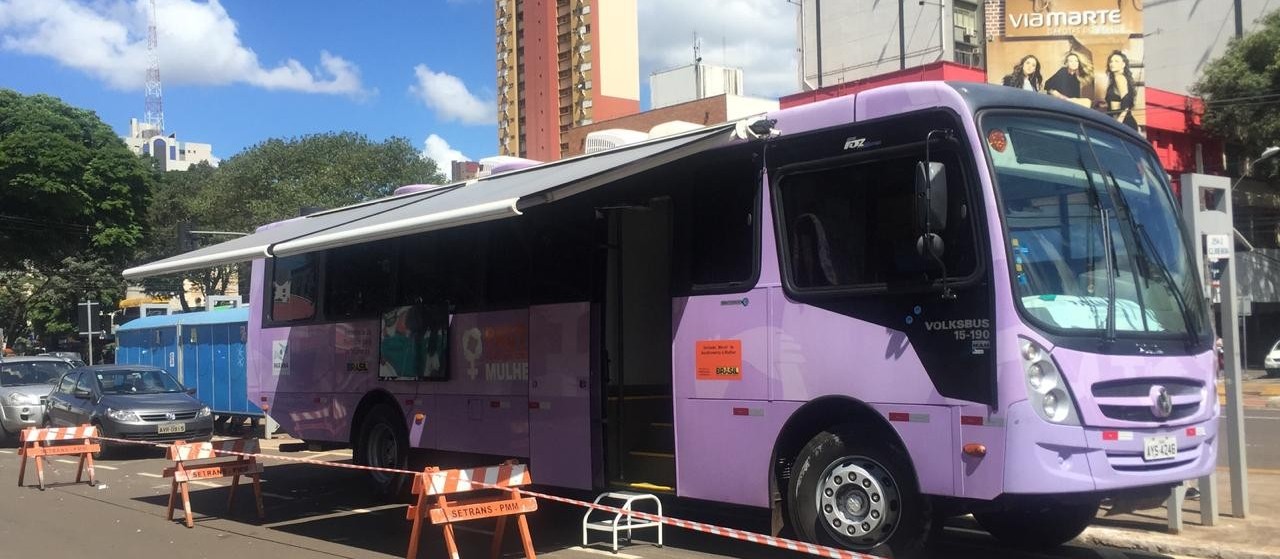 Ônibus lilás reforça a atenção às mulheres em situação de violência