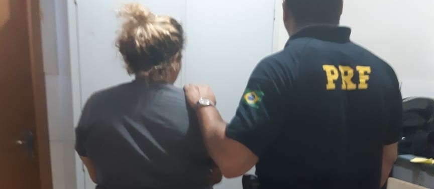 Mulher é presa por tráfico de drogas e falsidade ideológica após ir à polícia