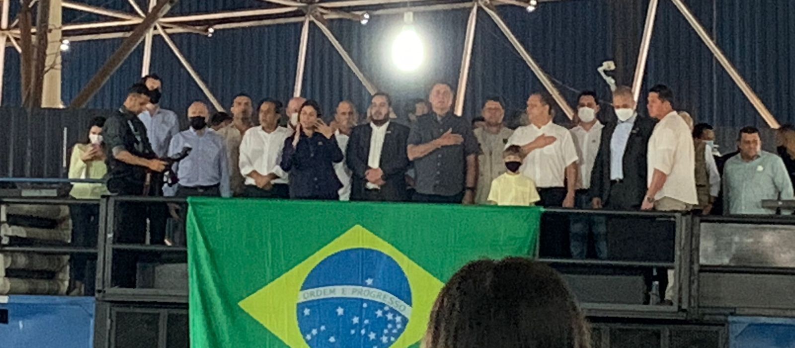 Em discurso rápido, Jair Bolsonaro fala para público em Maringá