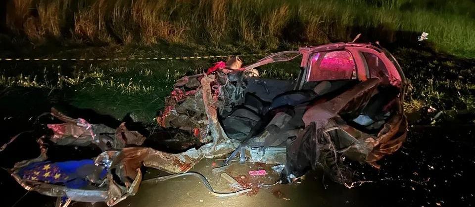Família morre após carro bater contra ônibus escolar e caminhão
