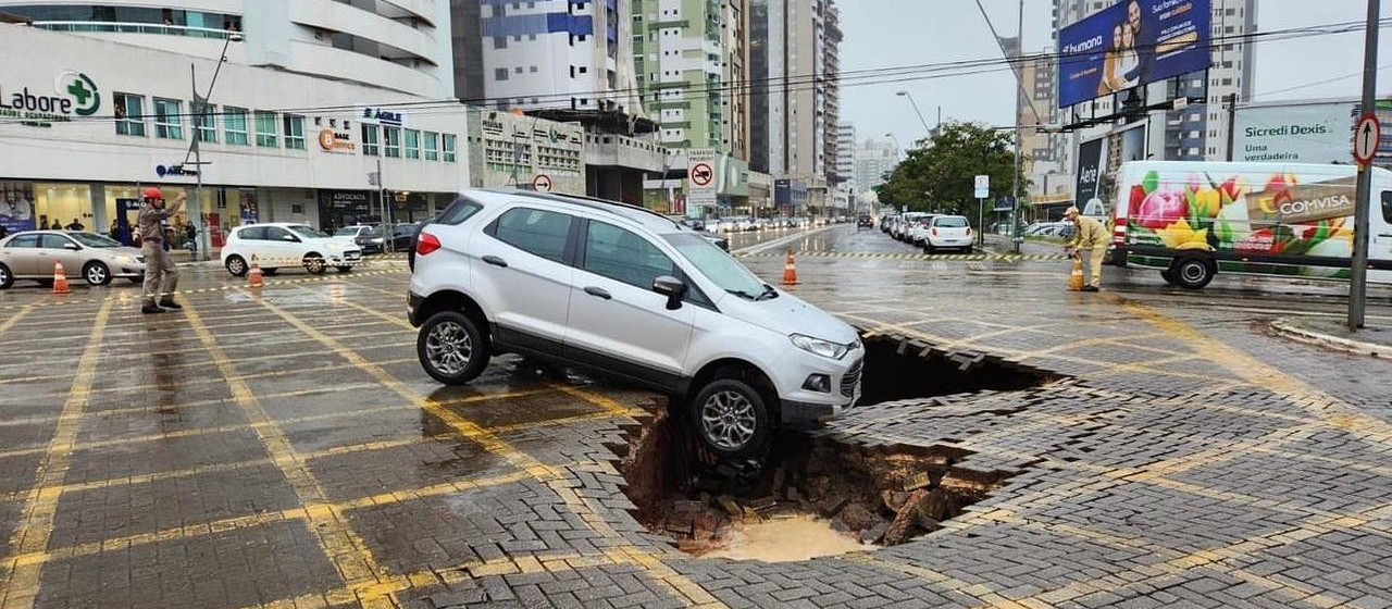 Cratera se abre no cruzamento das avenidas Paraná e Horário Racanello Filho no centro de Maringá; vídeos