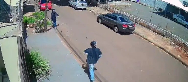 Câmera flagra momento que atiradores chegam em oficina e executam jovem