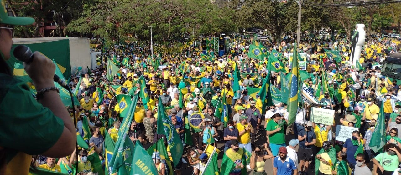Manifestação a favor do governo Bolsonaro lota avenida de Maringá