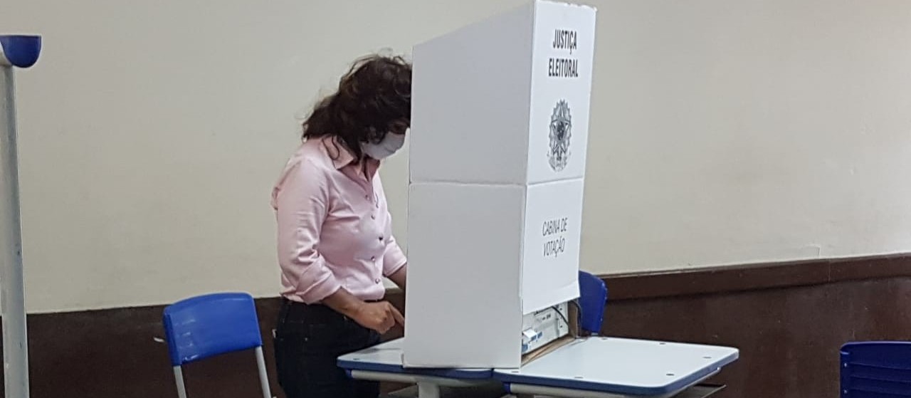 Akemi Nishimori vota no Colégio JK