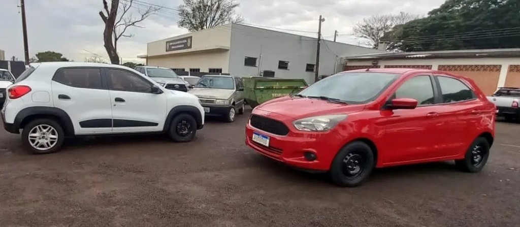 Vítima tem arma apontada para a cabeça durante roubo de veículo