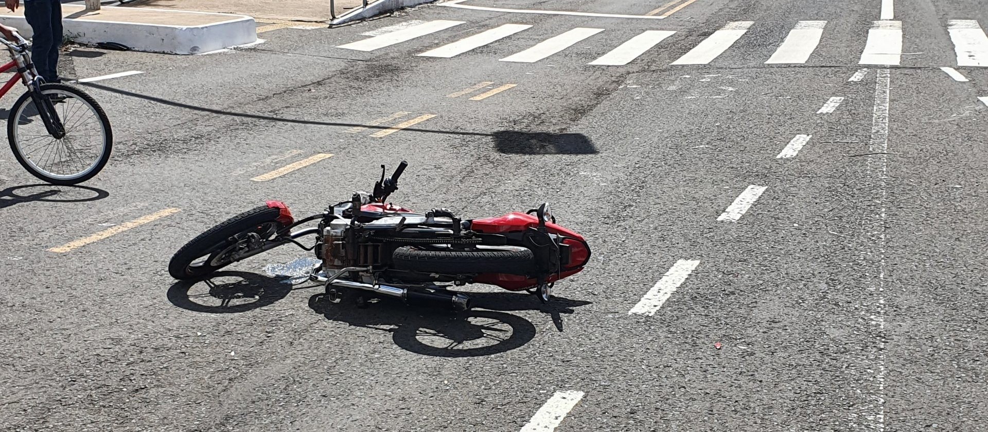 Motociclista de 21 anos é internado em estado grave após acidente em Maringá