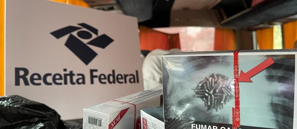 Receita Federal de Maringá apreende 75 mil maços de cigarros contrabandeados em ônibus de turismo