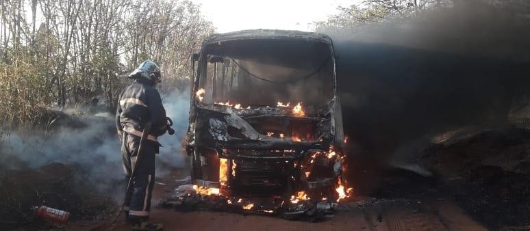 Ônibus escolar pega fogo em Alto Paraná quando transportava 15 alunos