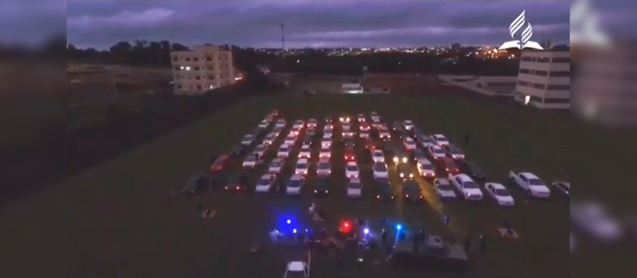 Culto religioso em drive-in emociona fiéis em Campo Mourão