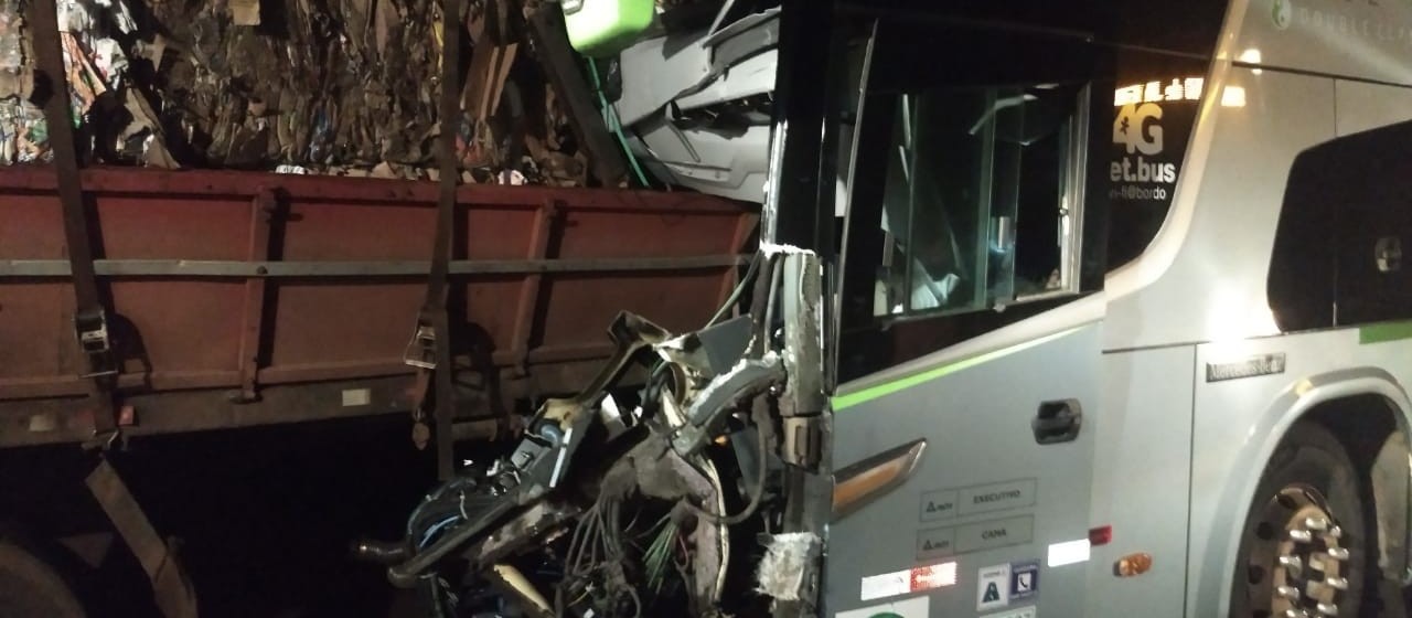 Ônibus que vinha para Maringá sofre acidente na região norte
