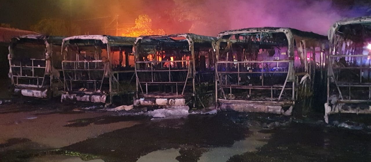 Seis ônibus são incendiados em garagem da Cidade Verde