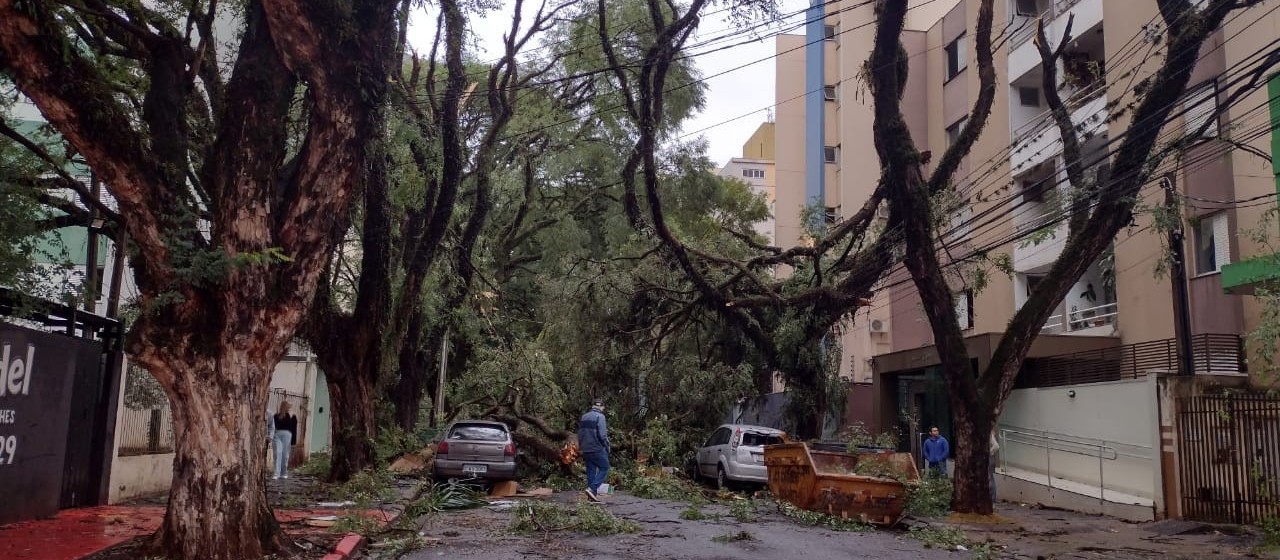 Temporal durante a madrugada assusta moradores e provoca estragos em Maringá