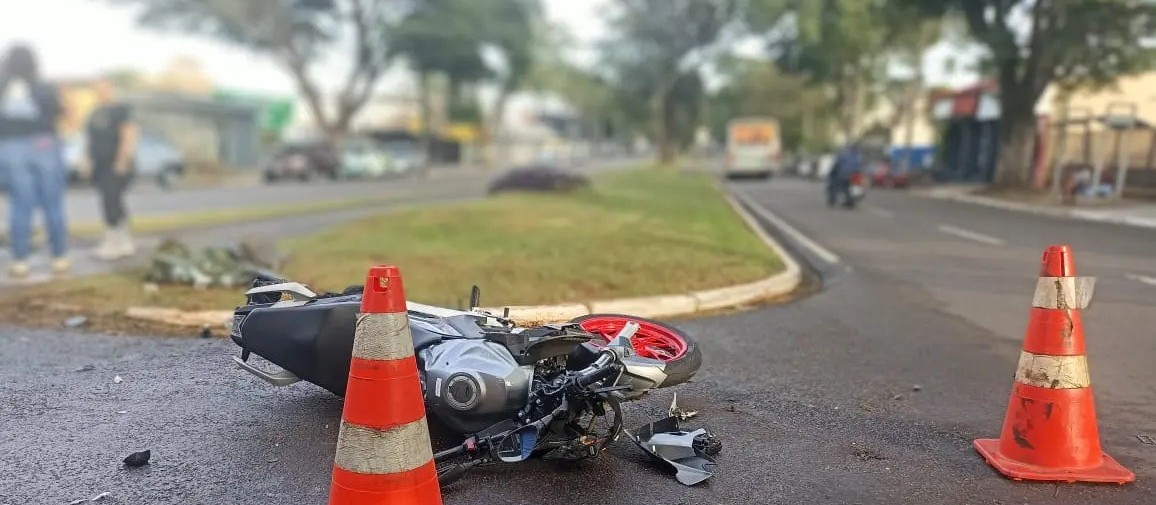 Motociclista é atropelado após veículo invadir a preferencia; motorista fugiu sem prestar socorro