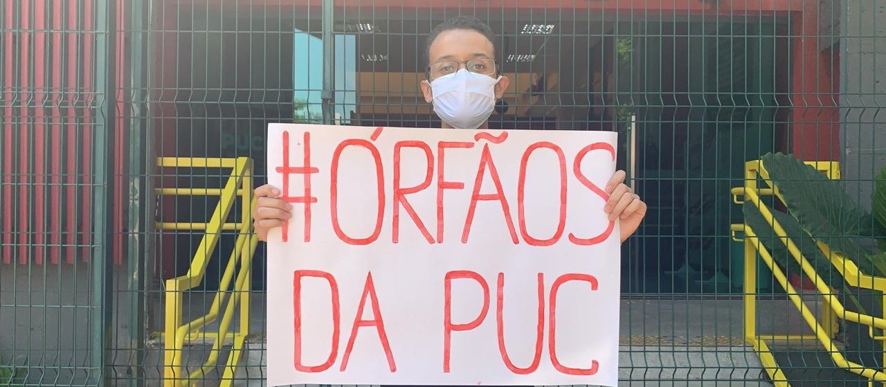 Estudantes da PUC protestam contra o encerramento de cursos presenciais no campus de Maringá