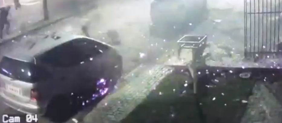 Veja: explosão em hamburgueria deixa quatro feridos