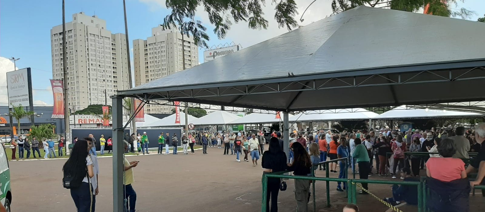 Apoiadores aguardam chegada do presidente Bolsonaro à Expoingá