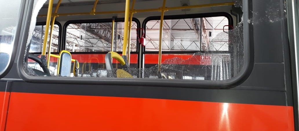 Na capital paranaense, mais uma briga de torcedores acaba com ônibus apedrejado