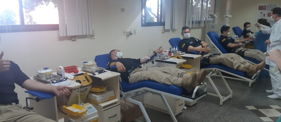 Agentes da PRF doam sangue para suprir estoques de hemocentros