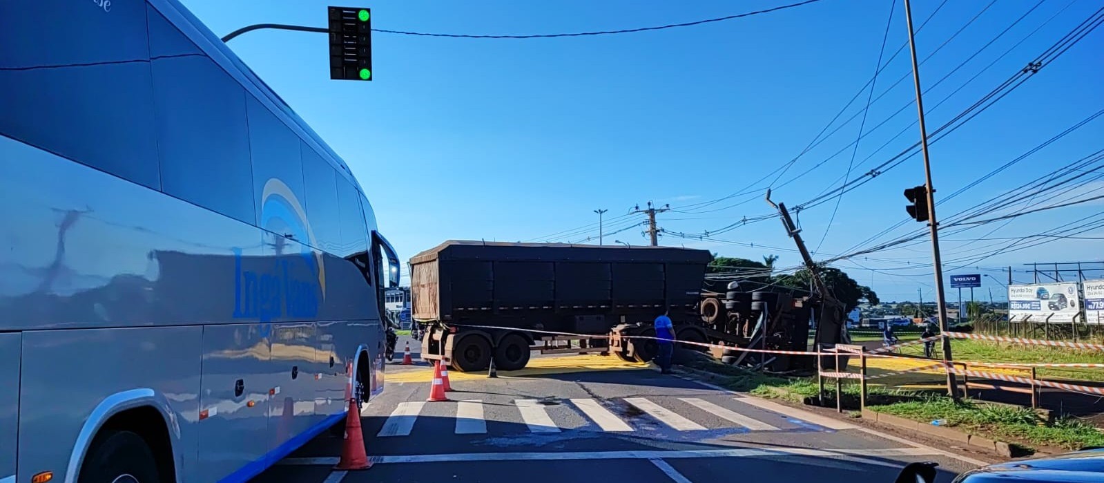 Liberada pista na BR-376, interditada após tombamento de carreta