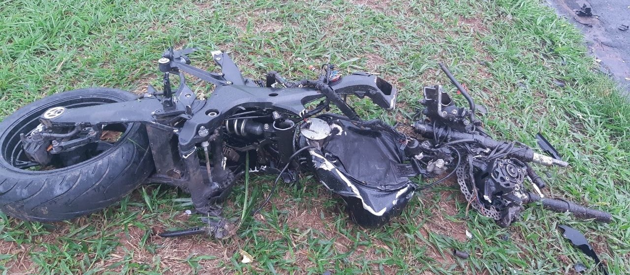 Motociclista morre após colidir contra caminhão na BR-376