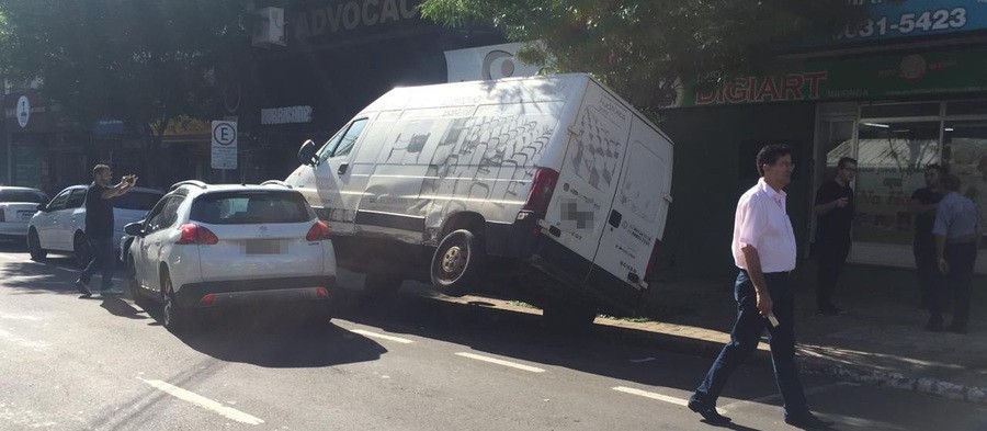 Após batida, van fica sobre duas rodas