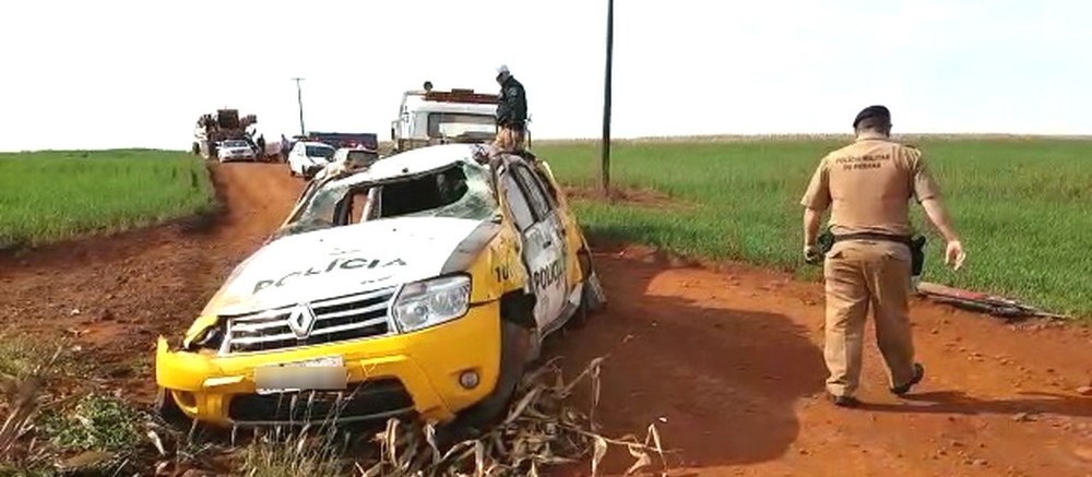 Policial fica ferido após capotar carro durante perseguição