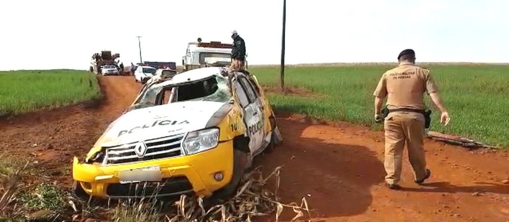 Policial fica ferido após capotar carro durante perseguição 