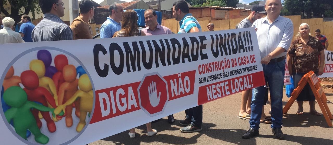 Moradores bloqueiam trecho da Avenida Tuiuti para protestar contra a construção de uma Casa de Semiliberdade