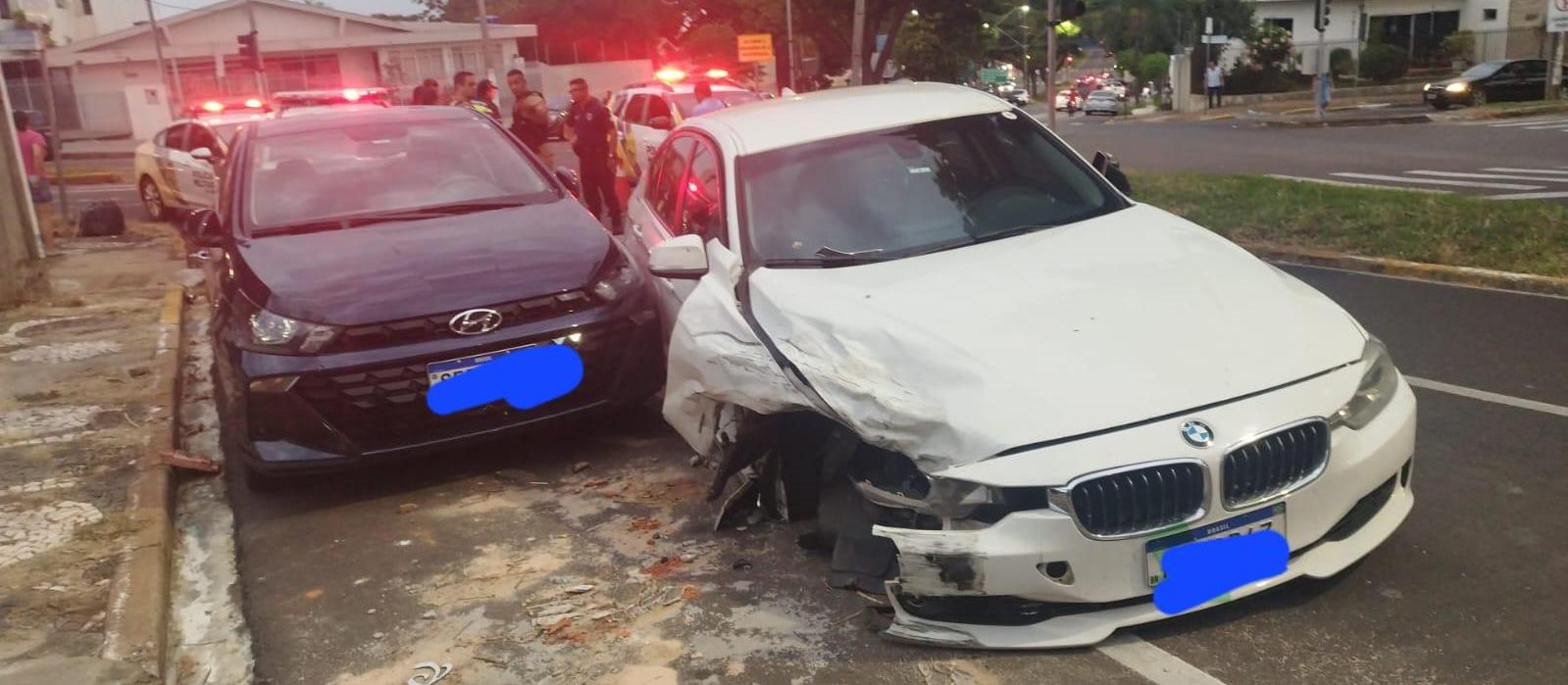 Motorista de BMW que bateu em outros quatro veículos foi autuado por dirigir com capacidade psicomotora alterada