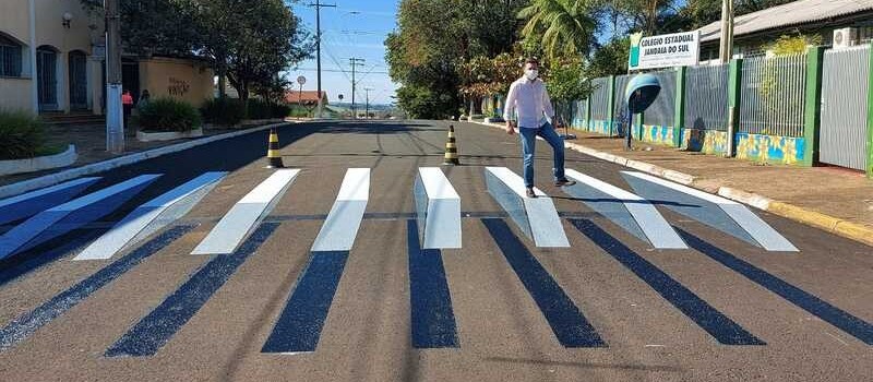 Faixa de pedestres em 3D chama a atenção em rua de cidade da região