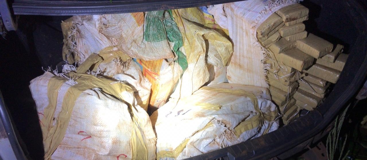PRE apreende 173 Kg de maconha dentro de porta-malas