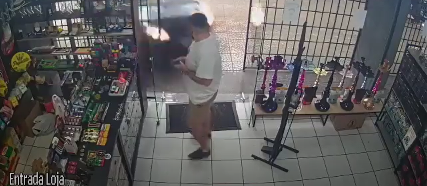 Carro invade tabacaria na Avenida Colombo, em Maringá; vídeo