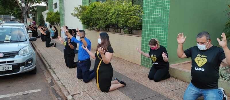 Grupo se ajoelha em frente a hospitais de Maringá e região para rezar por pacientes