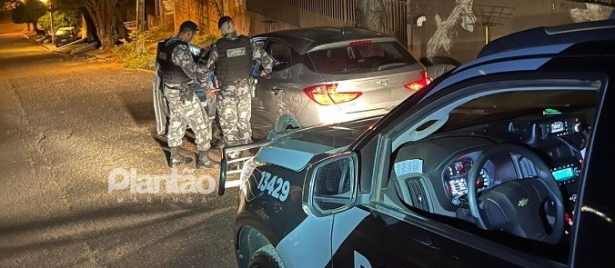 Homem rouba carro e foge com criança dentro, em Maringá