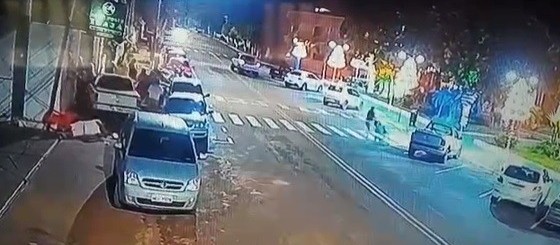 Em momento de fúria, motorista atropela clientes em pizzaria da região; vídeo 