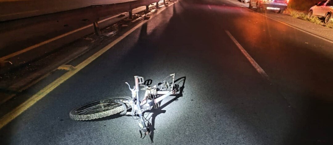 Ciclista cai em rodovia e morre atropelado por caminhão, em Ponta Grossa