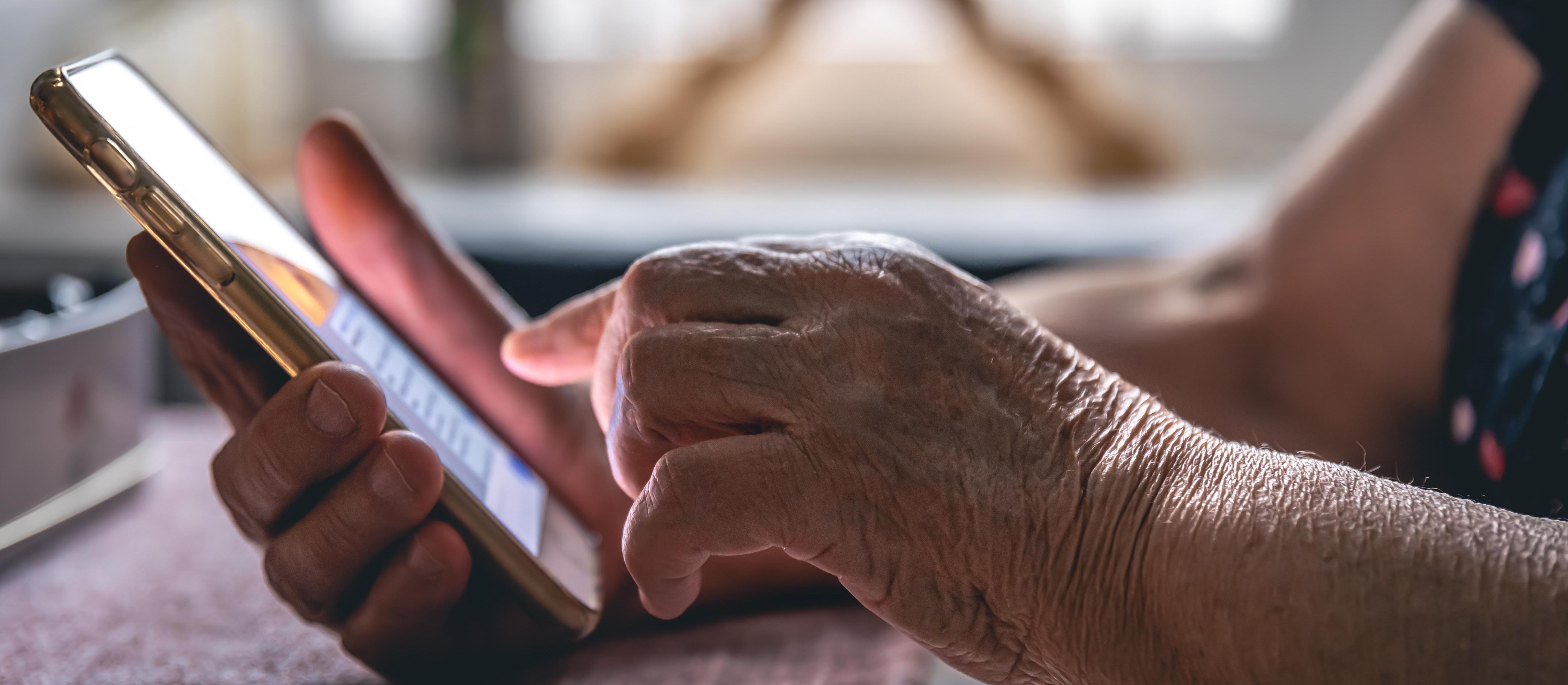 Maringá terá oficina gratuita de inclusão digital para mulheres idosas