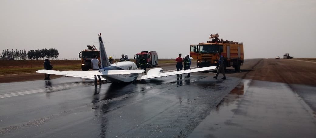Avião sem trem de pouso faz aterrissagem de emergência no aeroporto de Maringá